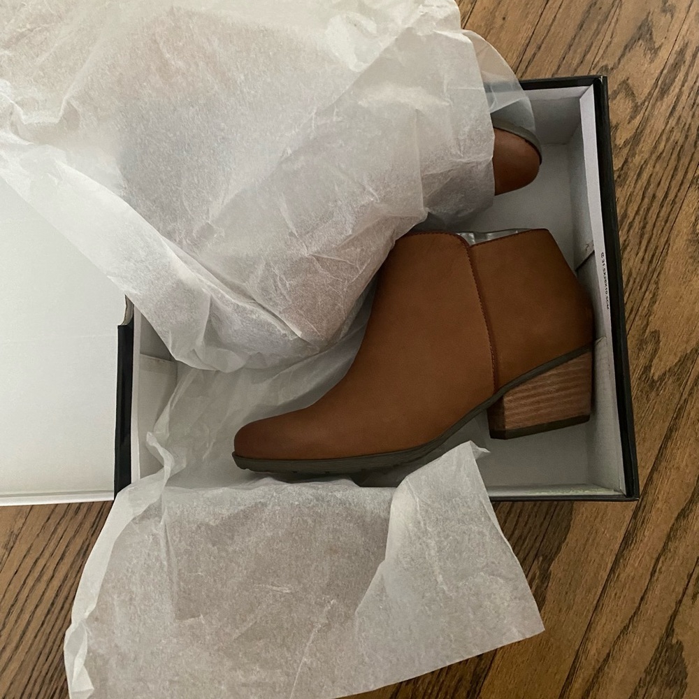 NEW IN BOX Blondo Ankle Boots size 8-1/2 USA